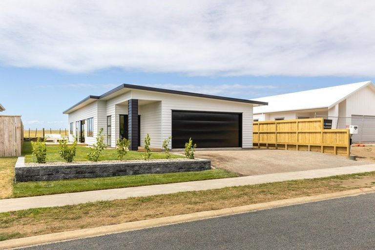 Photo of property in 72 Aratapu Street, Waitara, 4320
