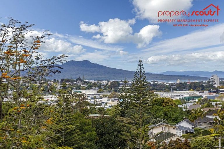 Photo of property in 537 Glenfield Road, Glenfield, Auckland, 0629