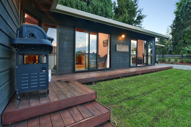 Photo of property in 1 South Lynn Road, Titirangi, Auckland, 0604