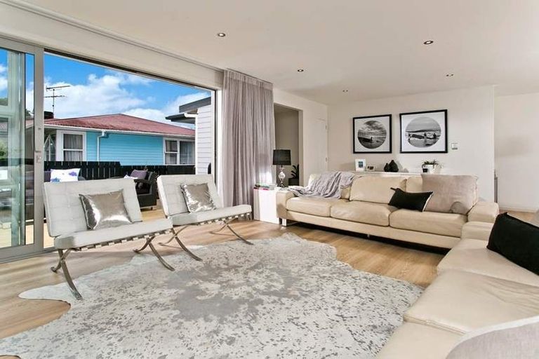 Photo of property in 49 Sylvia Road, Hillcrest, Auckland, 0627