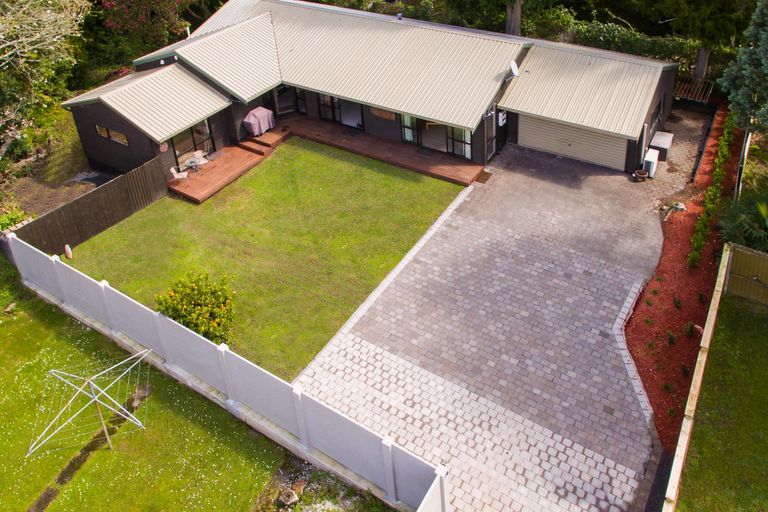 Photo of property in 1 South Lynn Road, Titirangi, Auckland, 0604