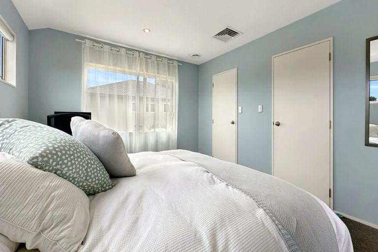 Photo of property in 2/15 Stephanie Close, Glenfield, Auckland, 0629