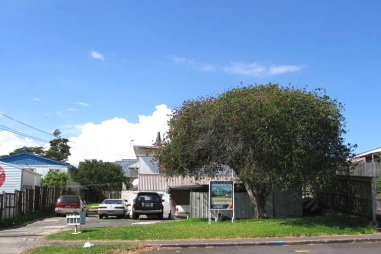 Photo of property in 4/4 Hutchinson Avenue, New Lynn, Auckland, 0600