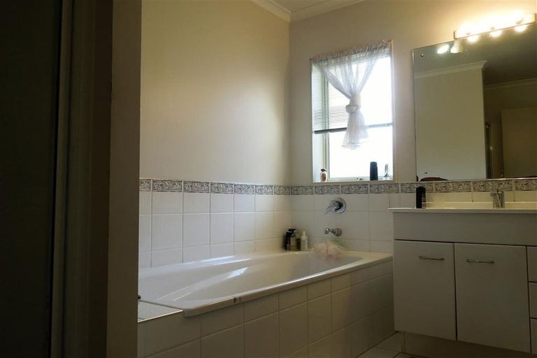 Photo of property in 72 Milson Drive, Papakura, 2110