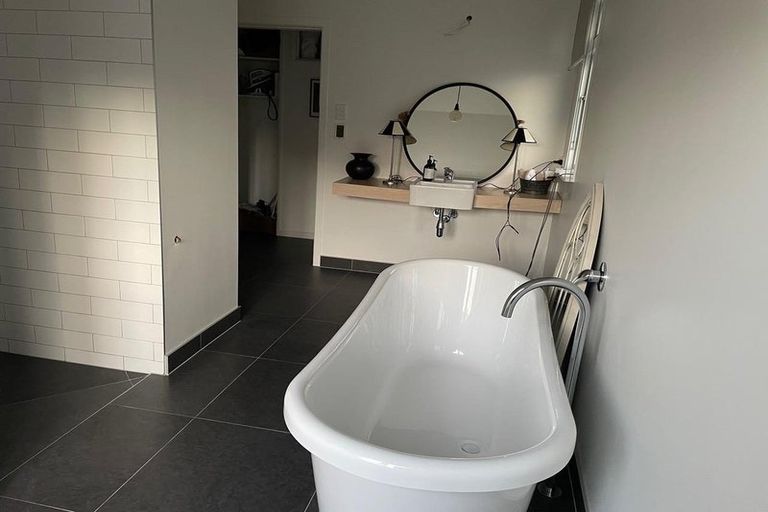 Photo of property in 208 Tukapa Street, Westown, New Plymouth, 4310