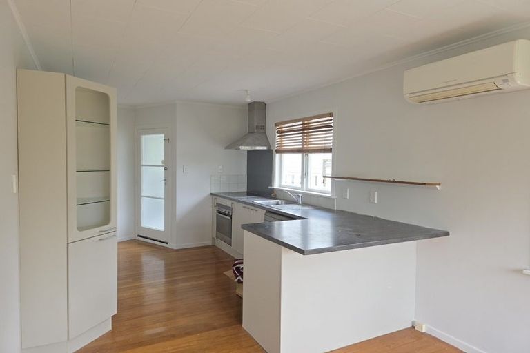 Photo of property in 2 Alder Place, Newlands, Wellington, 6037