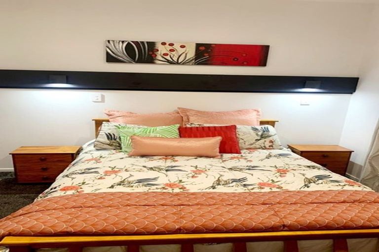 Photo of property in 37 Newington Road, Henderson, Auckland, 0612