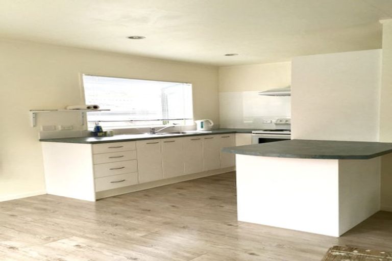 Photo of property in 30 Loughanure Place, Massey, Auckland, 0614