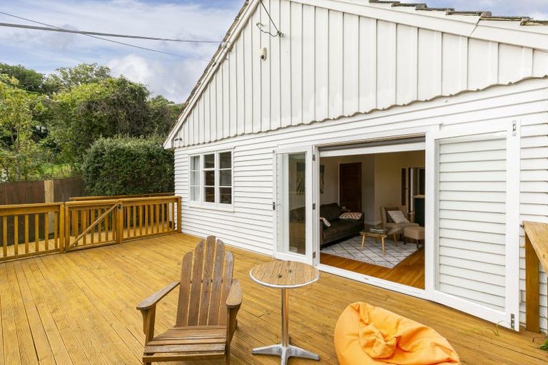 Photo of property in 100 Curtis Street, Northland, Wellington, 6012