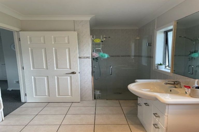 Photo of property in 3 Trelawn Place, Cockle Bay, Auckland, 2014