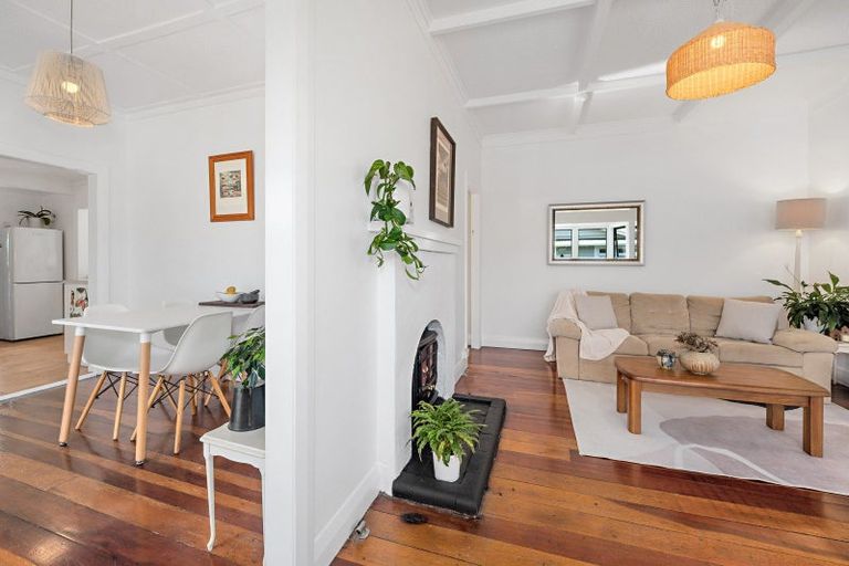 Photo of property in 2/33a Glen Road, Stanley Point, Auckland, 0624