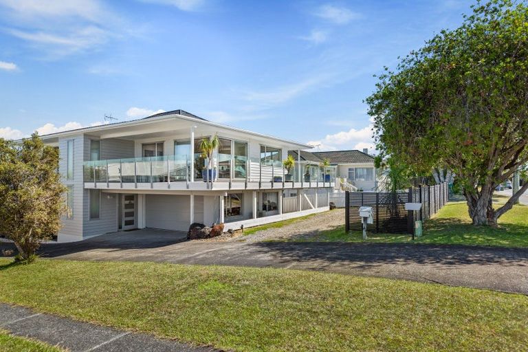 Photo of property in 1/20 Knights Road, Rothesay Bay, Auckland, 0630