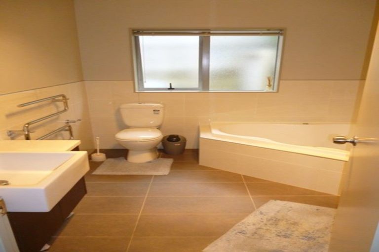 Photo of property in 18 Spoonbill Place, Unsworth Heights, Auckland, 0632