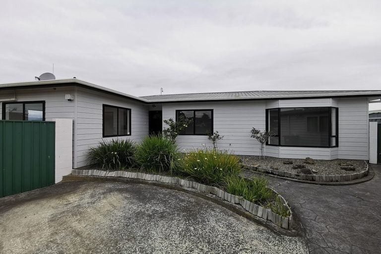 Photo of property in 87 Hillcrest Drive, Kelvin Grove, Palmerston North, 4414