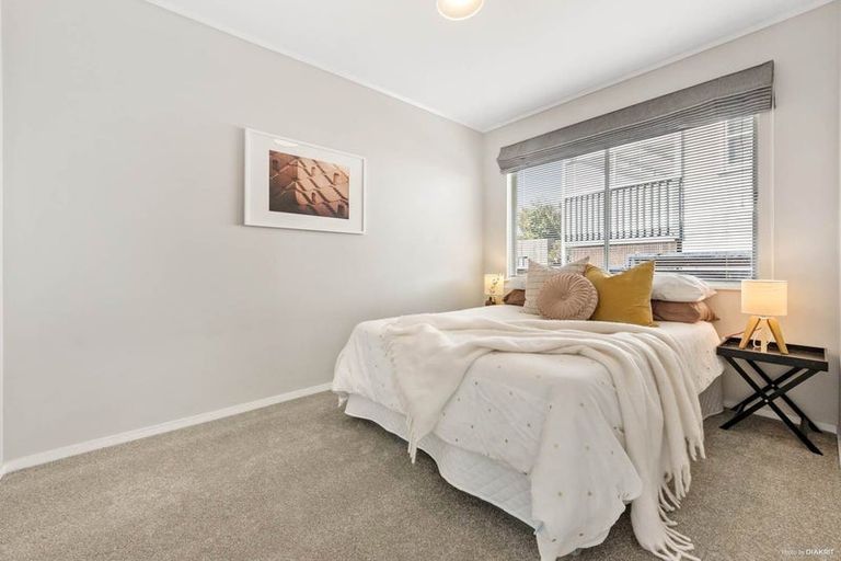 Photo of property in 1/49 Manhattan Heights, Glendene, Auckland, 0602