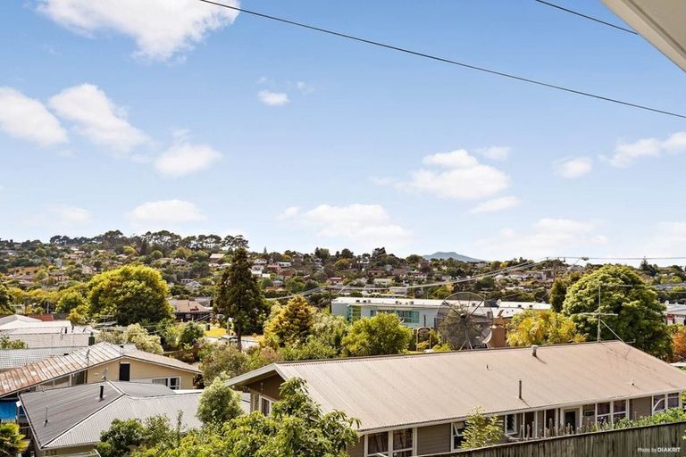 Photo of property in 190 Sunnynook Road, Totara Vale, Auckland, 0627