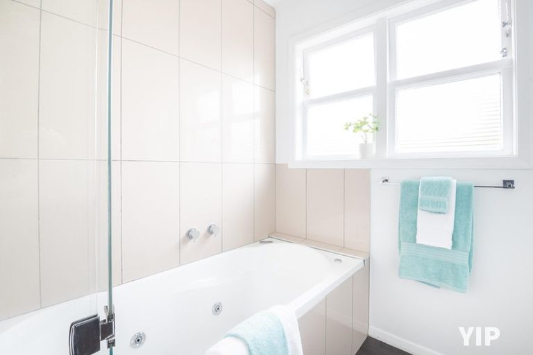 Photo of property in 27 Spenmoor Street, Newlands, Wellington, 6037