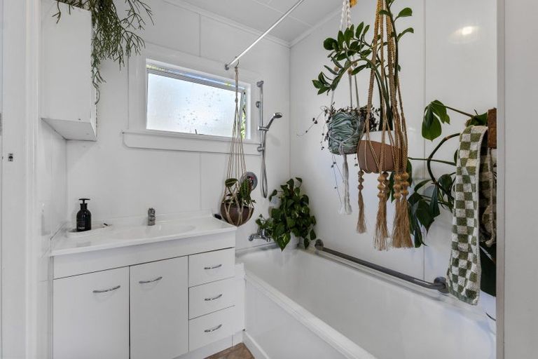 Photo of property in 16 Rosendale Avenue, Spotswood, New Plymouth, 4310