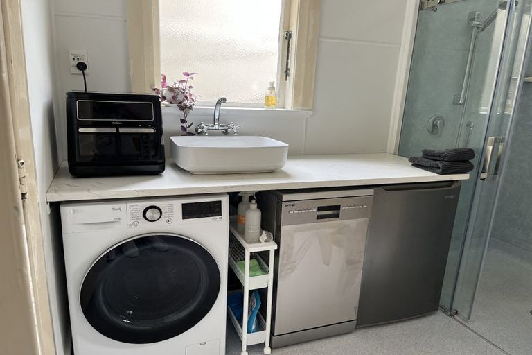 Photo of property in 9 Waiteata Road, Kelburn, Wellington, 6012