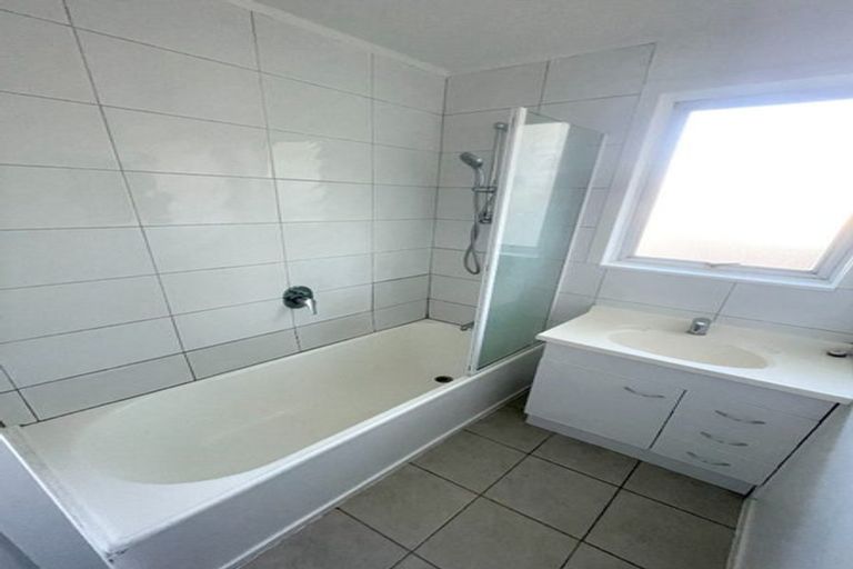 Photo of property in 19 Finlow Drive, Te Atatu South, Auckland, 0610