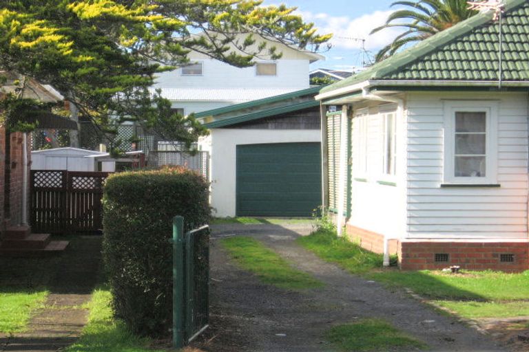 Photo of property in 58 Churchill Avenue, Manurewa, Auckland, 2102