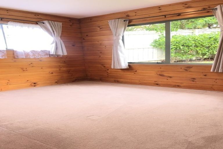 Photo of property in 5 Loughanure Place, Massey, Auckland, 0614