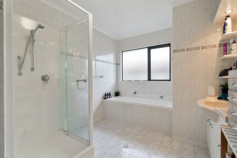 Photo of property in 56 Ribbonwood Crescent, Goodwood Heights, Auckland, 2105