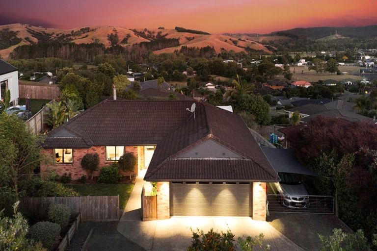 Photo of property in 32 Te Kauri Place, Helensville, 0800