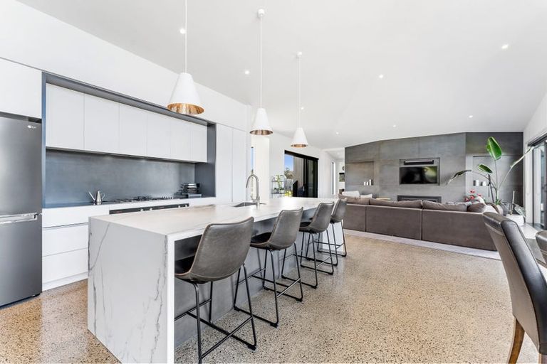 Photo of property in 7 Laguna Place, Matakatia, Whangaparaoa, 0930