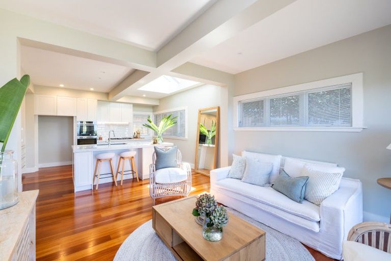 Photo of property in 8 Cobden Road, Bluff Hill, Napier, 4110