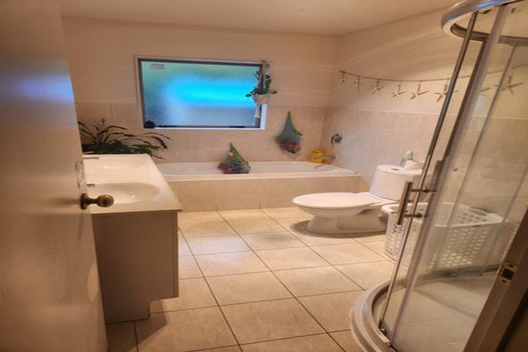 Photo of property in 28a Kingdale Road, Henderson, Auckland, 0610