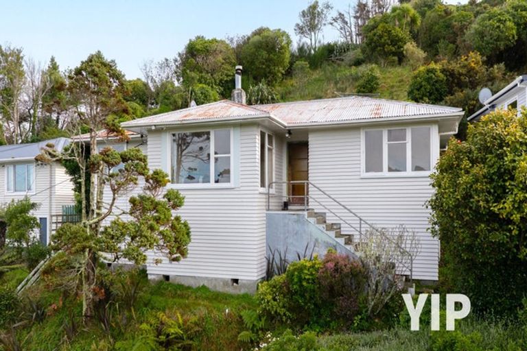 Photo of property in 106 Ruskin Road, Newlands, Wellington, 6037