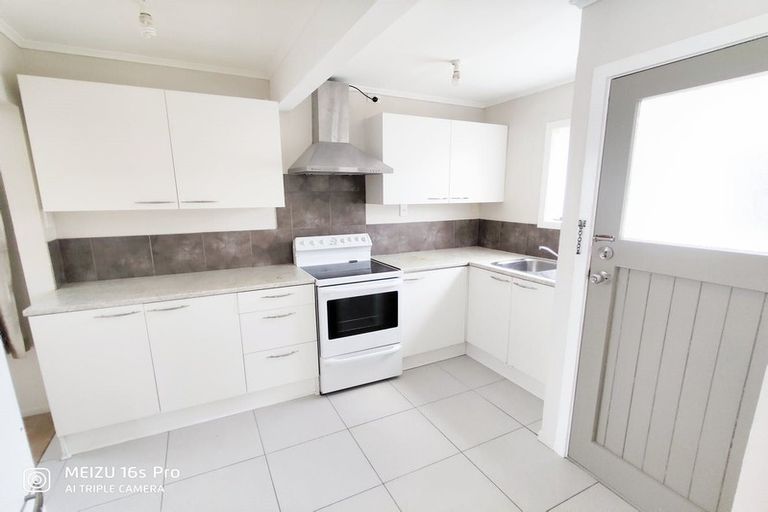 Photo of property in 20b Roberts Road, Te Atatu South, Auckland, 0610