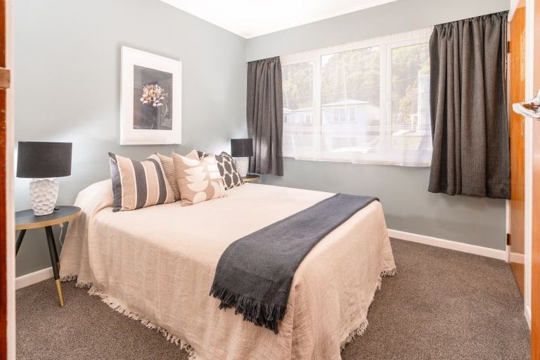 Photo of property in 16 Omega Street, Newlands, Wellington, 6037