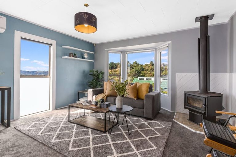 Photo of property in 16 Parkinson Close, Whitby, Porirua, 5024