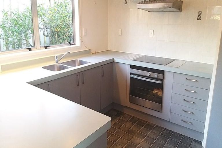 Photo of property in 2/18 Carriage Close, Northpark, Auckland, 2013