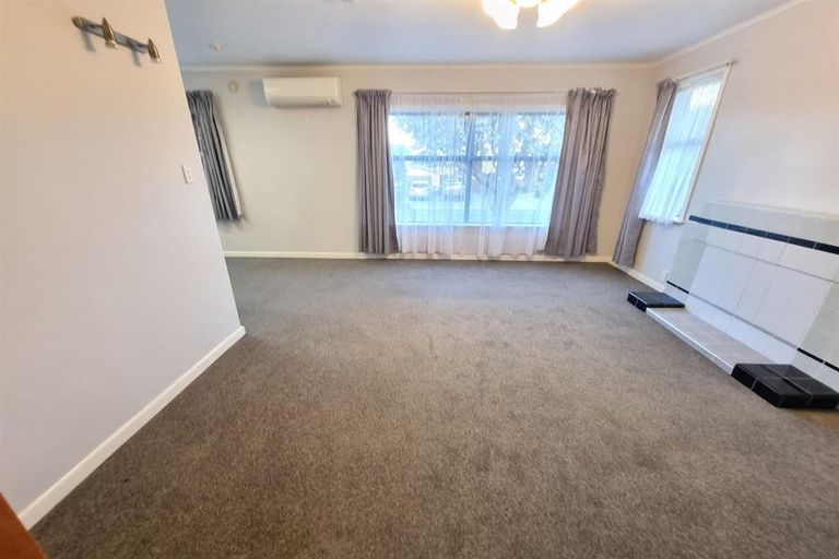 Photo of property in 4 Graham Avenue, Te Atatu Peninsula, Auckland, 0610