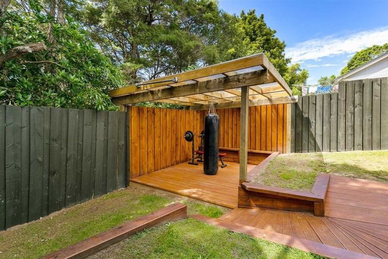 Photo of property in 77 Meadowvale Rise, Titirangi, Auckland, 0604