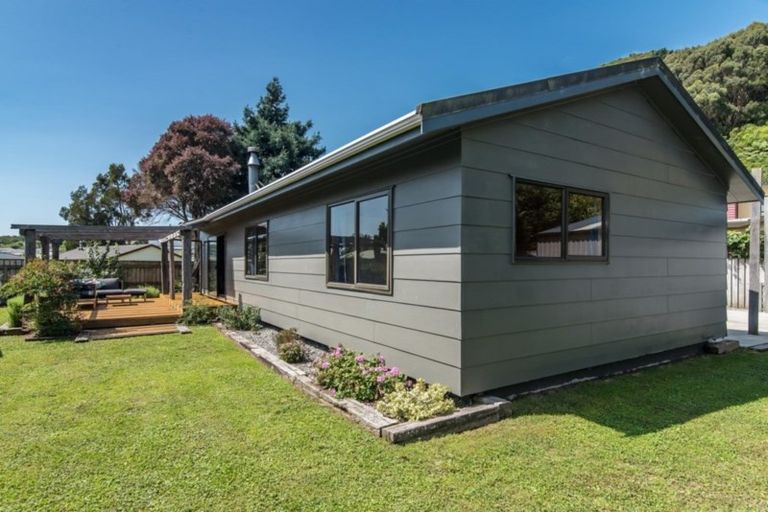 Photo of property in 4 Poneke Drive, Waikanae, 5036
