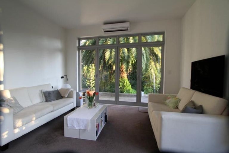 Photo of property in 32 Pupuke Road, Hillcrest, Auckland, 0627