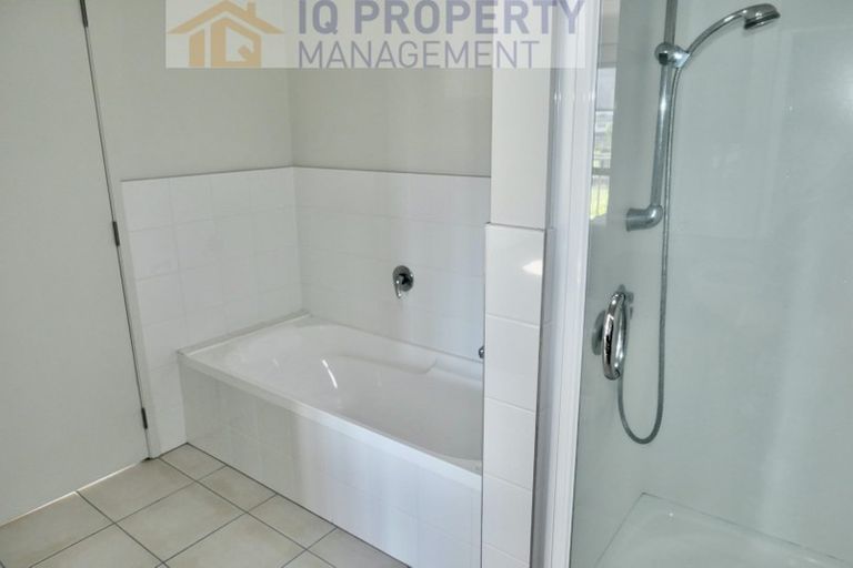 Photo of property in 54 Provence Esplanade, Te Atatu Peninsula, Auckland, 0610
