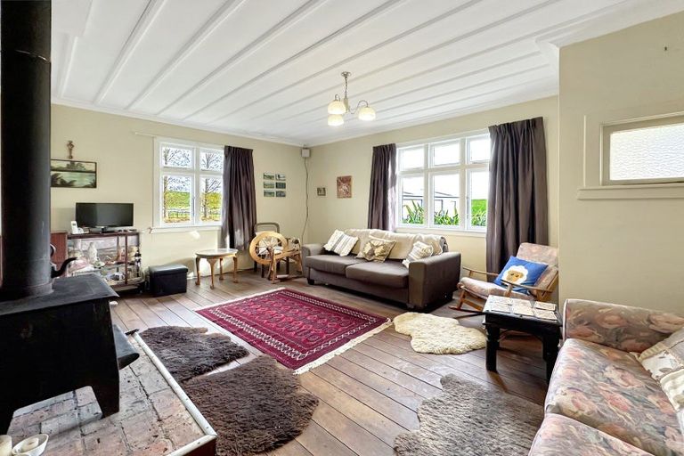 Photo of property in 2096 Rangiwahia Road, Rangiwahia, Kimbolton, 4774