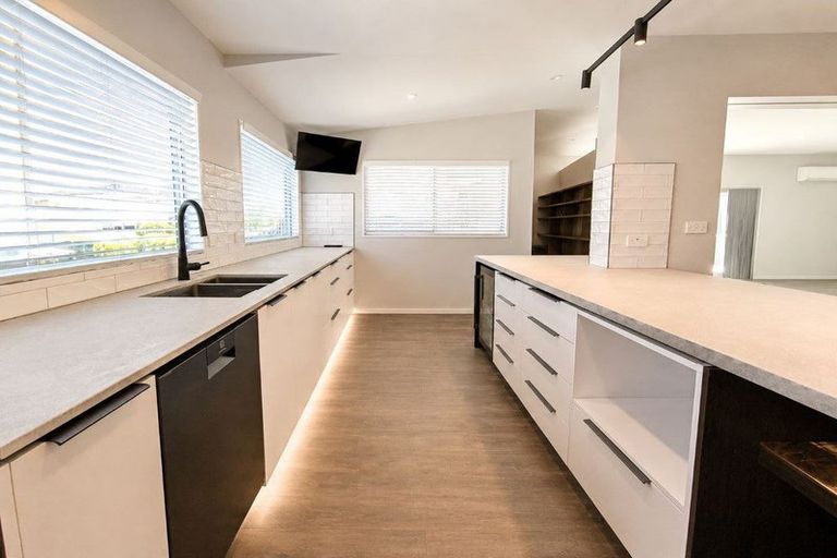 Photo of property in 1 Airlie Road, Plimmerton, Porirua, 5026