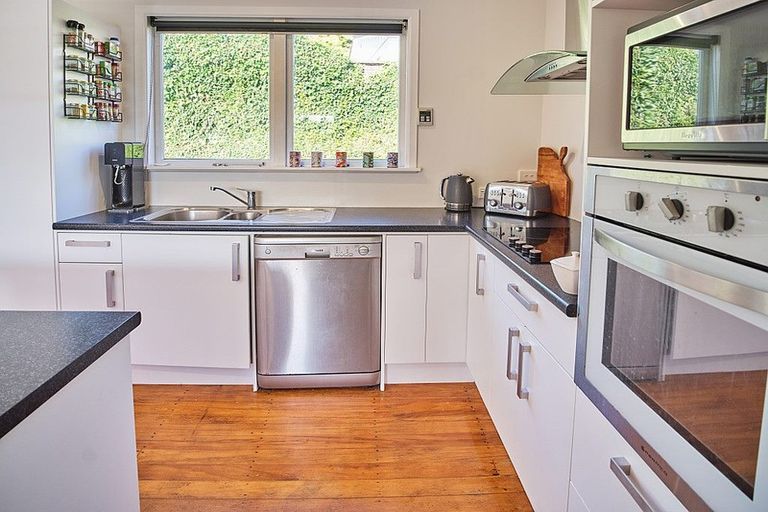 Photo of property in 17 Horokiwi Road West, Newlands, Wellington, 6037