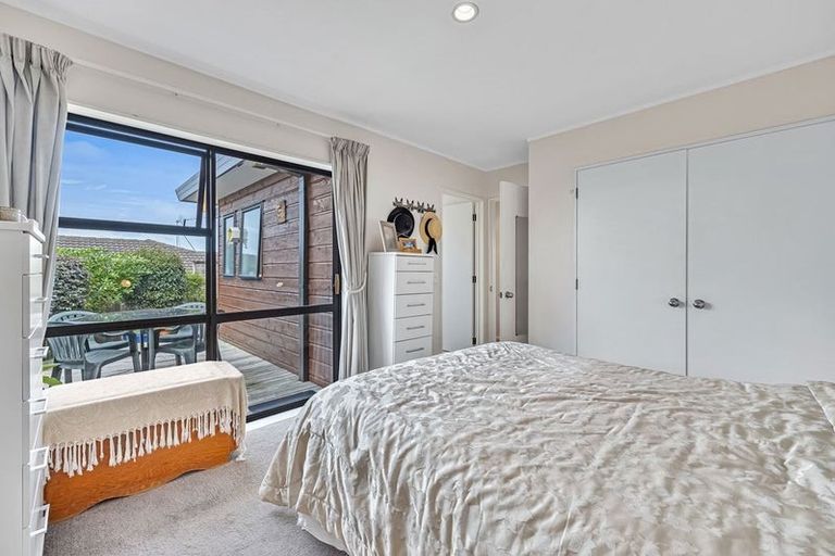 Photo of property in 1/11 Bernleigh Terrace, West Harbour, Auckland, 0618