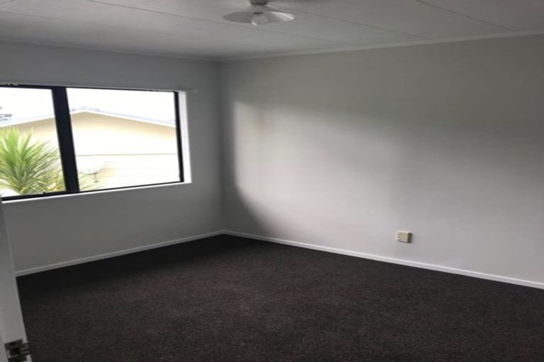 Photo of property in 1 Lowell Place, Massey, Auckland, 0614