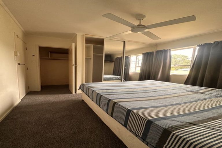 Photo of property in 261 Wairau Road, Totara Vale, Auckland, 0627