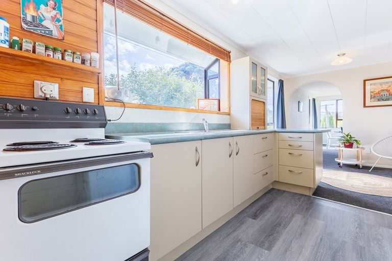 Photo of property in 11 Atua Street, Waikanae Beach, Waikanae, 5036
