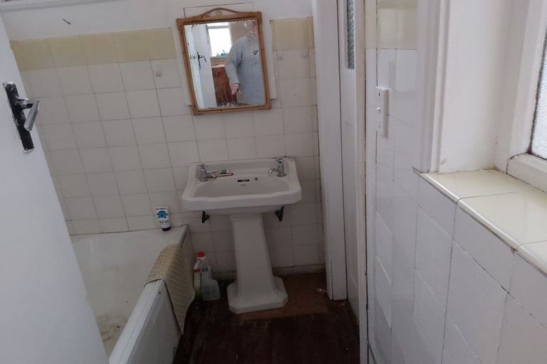 Photo of property in 11 Edge Hill, Mount Victoria, Wellington, 6011