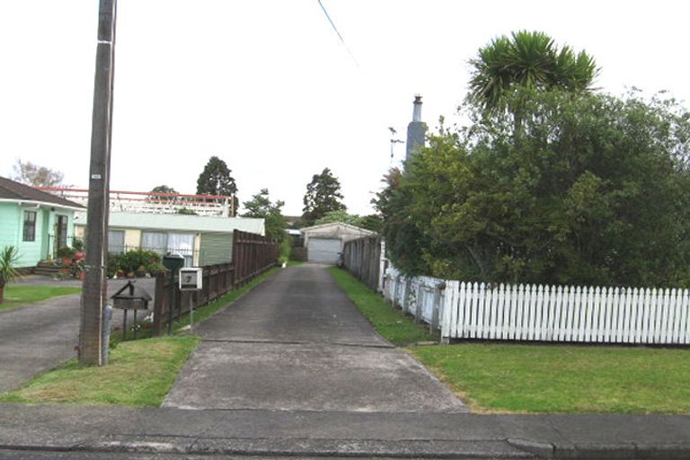 Photo of property in 7 Rewarewa Road, Te Atatu Peninsula, Auckland, 0610